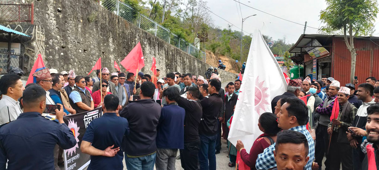७७ वटै जिल्ला प्रशासन कार्यालयमा एमालेले बुझायो विरोध पत्र