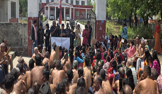 दिउँसोको टन्टलापुर घाममा आरक्ष पीडितद्वारा अर्धनग्न प्रदर्शन