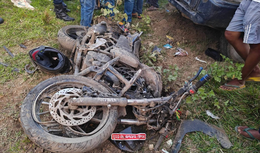 कैलालीमा हाइस र मोटरसाइकल ठोक्किँदा दुई जनाको मृत्यु