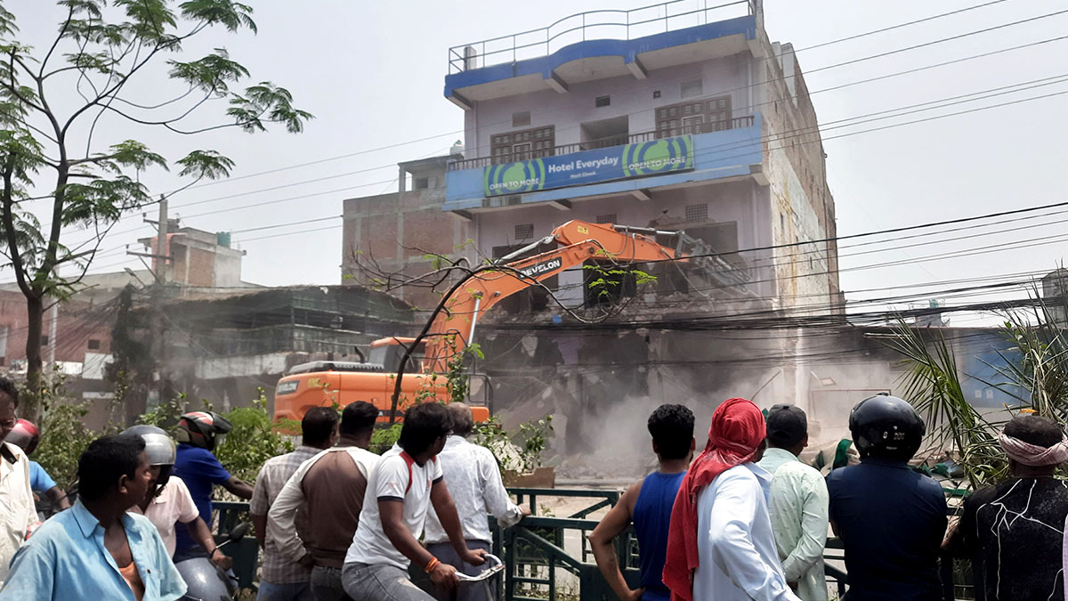 वीरगन्जमा अतिक्रमित संरचनामा चल्यो डोजर, १२ सय घरटहरा भत्काइँदै