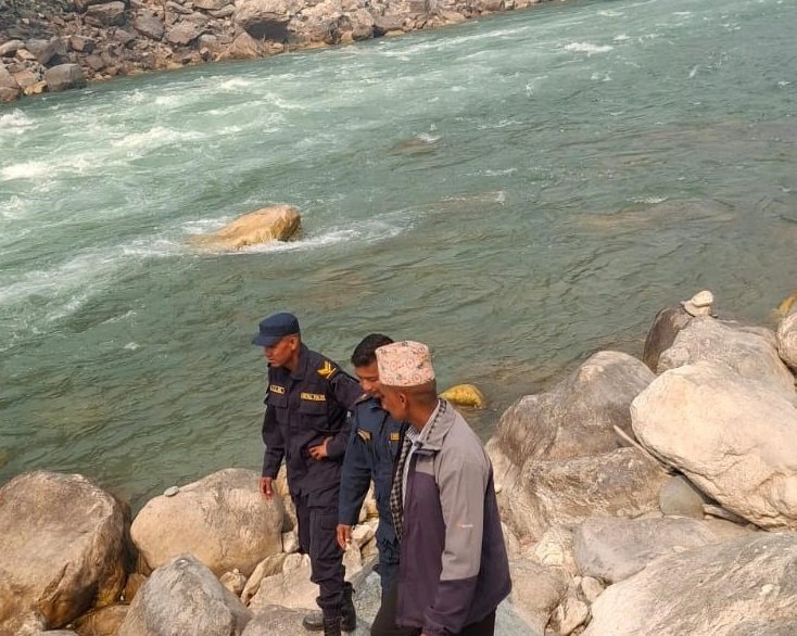 घाँसको भारीसँगै कर्णालीमा बेपत्ता बाबु-छोरा अझै फेला परेनन्
