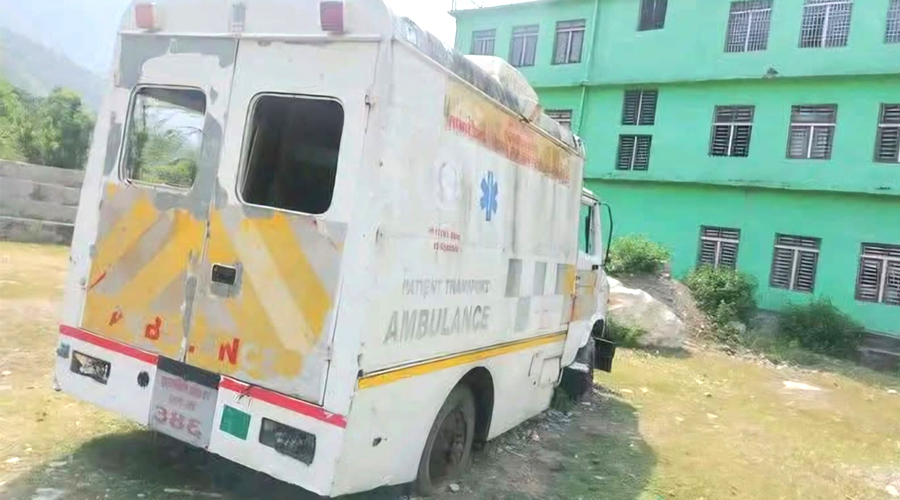 सुदूरपश्चिम प्रदेश सरकारले दिएको एम्बुलेन्स तीन वर्षदेखि अलपत्र