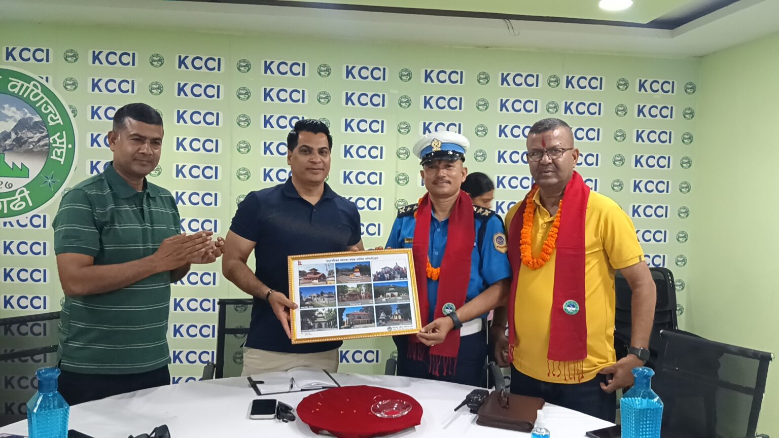 कैलाली उद्योग वाणिज्य सङ्घद्वारा ट्राफिक प्रहरी उपरीक्षक कार्कीलाई स्वागत