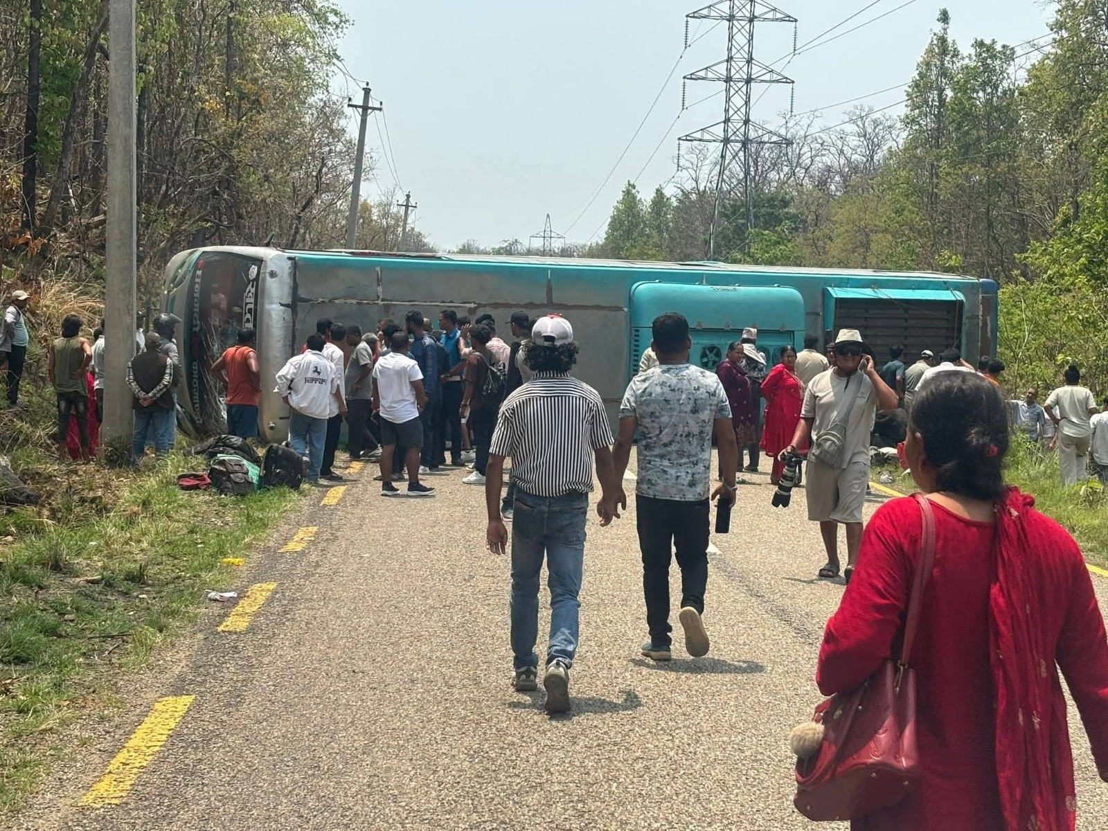 काठमाडौं बाट धनगढी आउँदै गरेको बस चिसापानीमा दुर्घटना