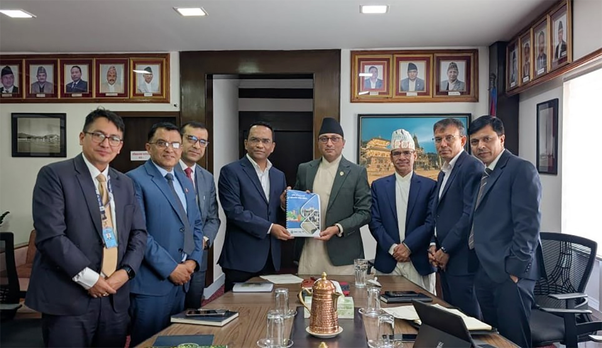 अर्थमन्त्रीलाई राष्ट्र बैंकले बुझायो समीक्षा प्रतिवेदन