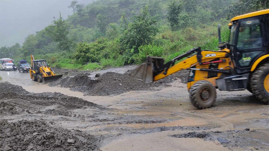 बाढी पहिरोले अवरुद्ध विभिन्न क्षेत्रका केही राजमार्गमा यातायात सुरु