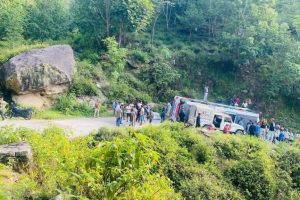 बाजुरामा बस दुर्घटना हुँदा २४ जना घाइते