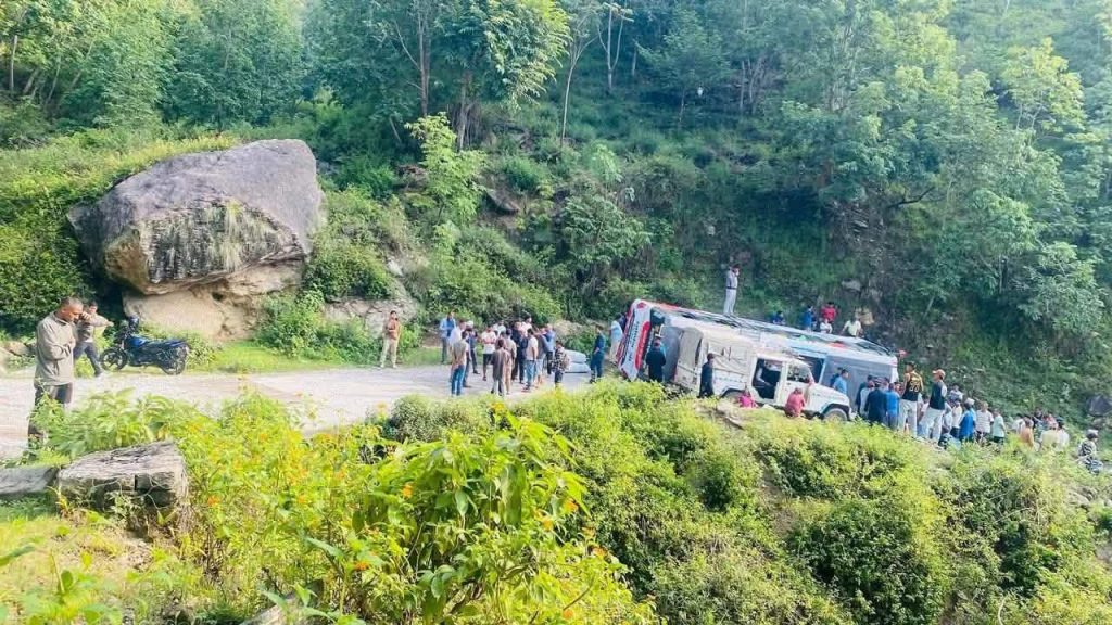 बाजुरामा बस दुर्घटना हुँदा २४ जना घाइते