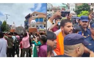 जानकी मन्दिरबाट लखेटिए हर्क साम्पाङका कार्यकर्ता