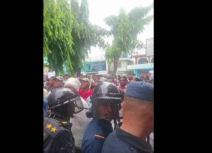 डा. गोबिन्द केसीको अनसन बिरुद्ध बिरोध प्रदर्शन