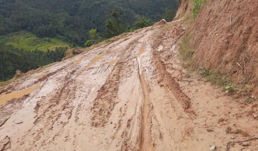 बैतडीका कच्ची सडकमा सवारी सञ्चालन गर्न रोक